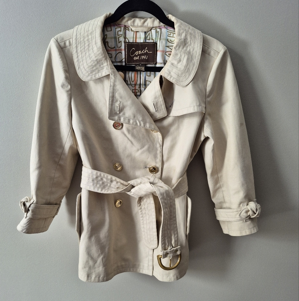 Coach short belted trench coat. Cream Size 6 Beautiful lining